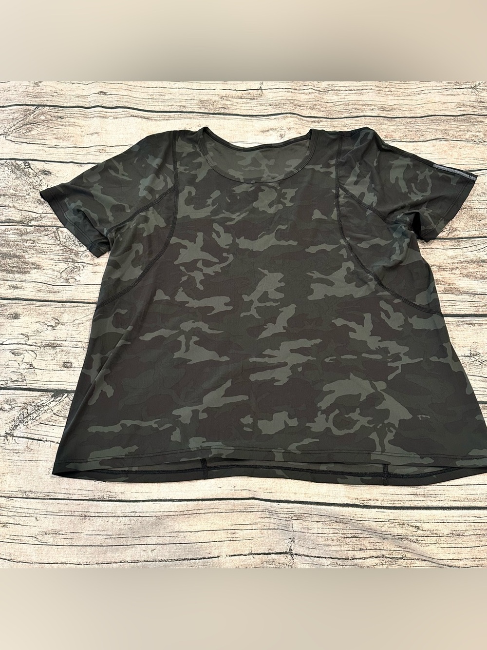 Lululemon Outrun the Heat Short Sleeve tee Incognito Camo Multi Gator Green ~12